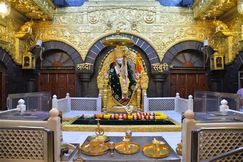 From 5.30 am onward, pilgrims can enter the Samadhi area for the morning aarti (worship ritual), watch Shirdi Sai Baba take the holy bath, and then line up to receive blessings from Sai Baba's idol up close. Daily at 7 a.m., darshan is permitted. The evening aarti starts at six o'clock, and the temple is open until ten o'clock at night.